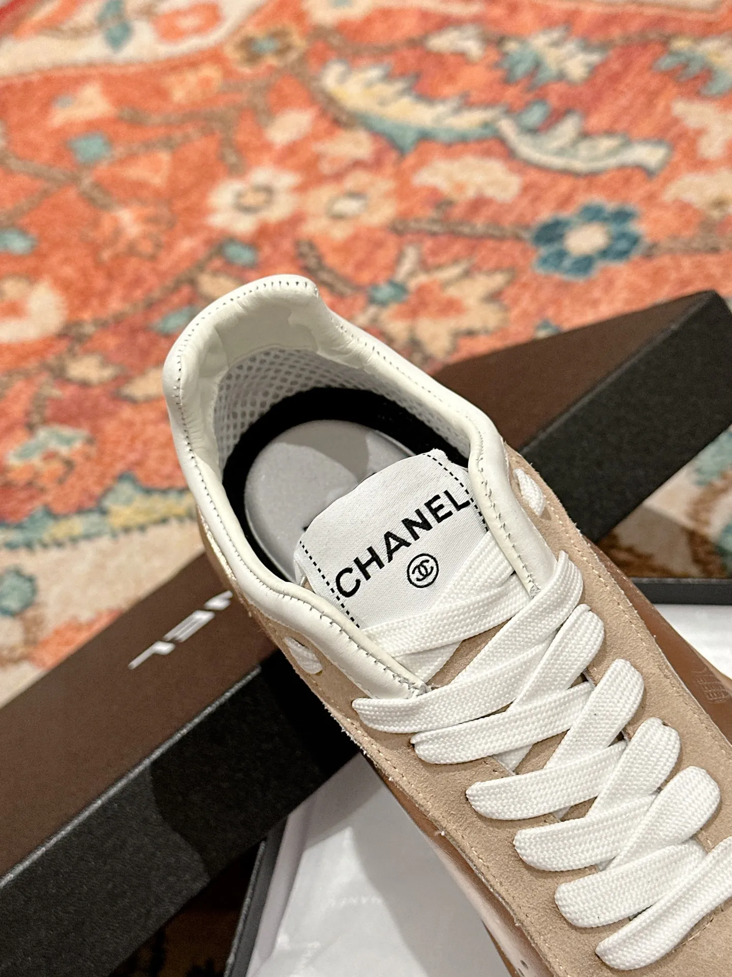 👟👟Ex-factory price 600👟👟 CHANEL Chanel classic sneakers, super internet celebrity series! There are so many Internet celebrities on their feet, and the counter is super popular〰️〰️ The world of Chanel has always been a dream for girls, the simple partition design is a super interpretation of multiple texture effects, the most eye-catching LOGO double C is also my favorite, no matter how you match it on your feet, the effect is completely amazing✔✔✔I must recommend you to buy this one⚡️⚡️Bangladesh environmentally friendly leather upper, original private model TPU outsole The color details are all compared 🆚 at the counter! Perfect presentation with zero color difference ❥ ❥ Every detail is beyond the genuine level! There is no pressure in and out of the counter☑️Number of yards: 35-40